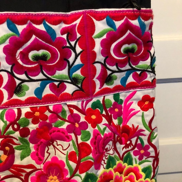 Cambodia artisanal embroidered big floral tote - Picture 5 of 8